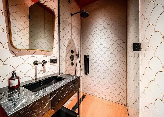 The Highlander Hotel