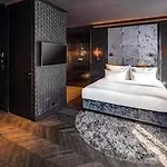 The Highlander Hotel